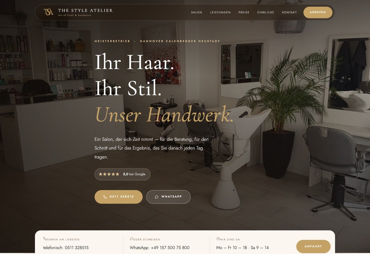 Startseite von The Style Atelier: großes Foto des Salons mit der Überschrift „Ihr Haar. Ihr Stil. Unser Handwerk.“